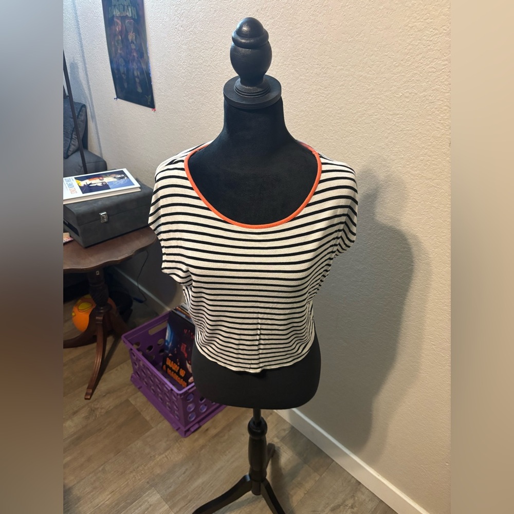 Striped black and white crop top Divided M